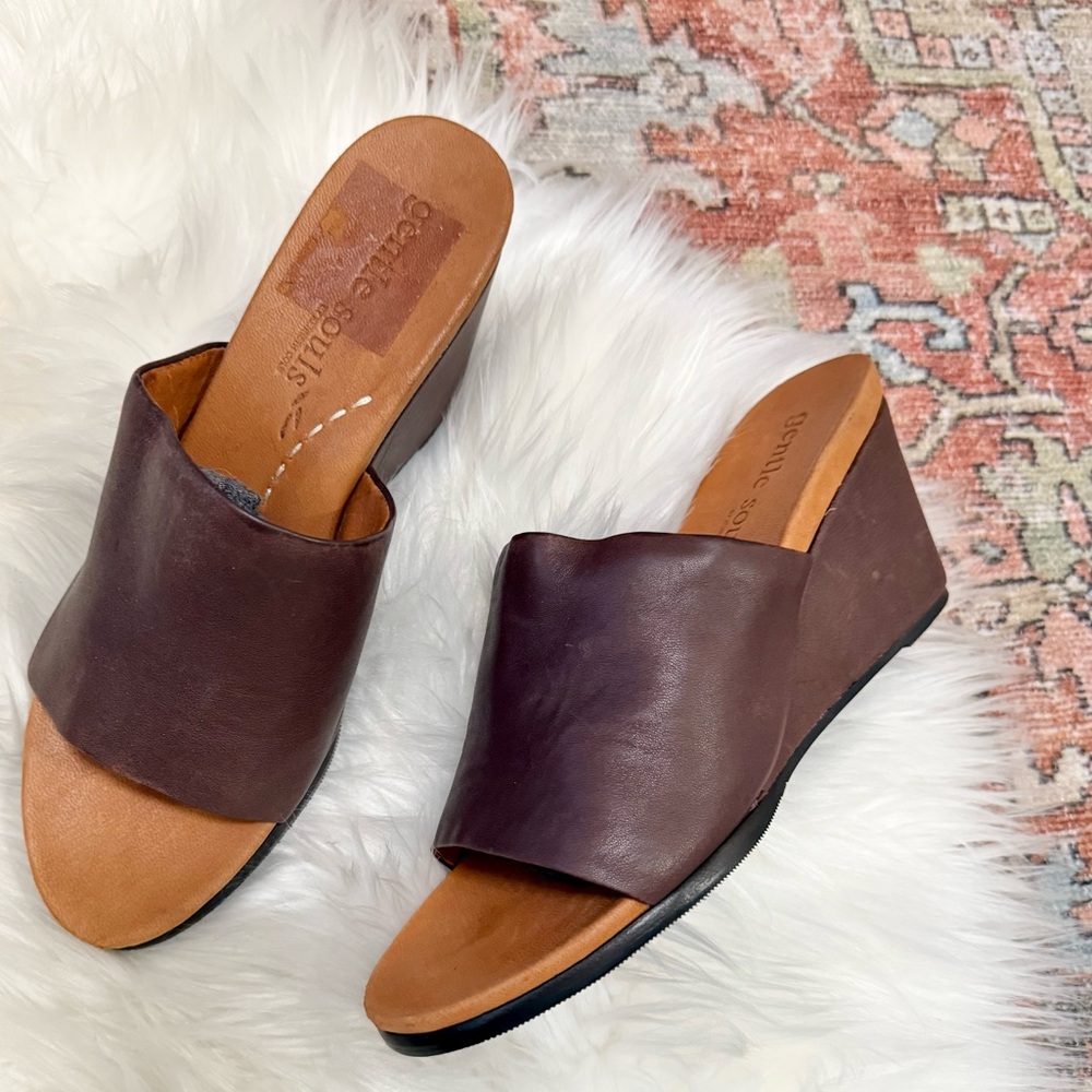 Gentle Souls ‘Gabe-Olicious’ Leather Wedge Slides - Picture 2 of 8